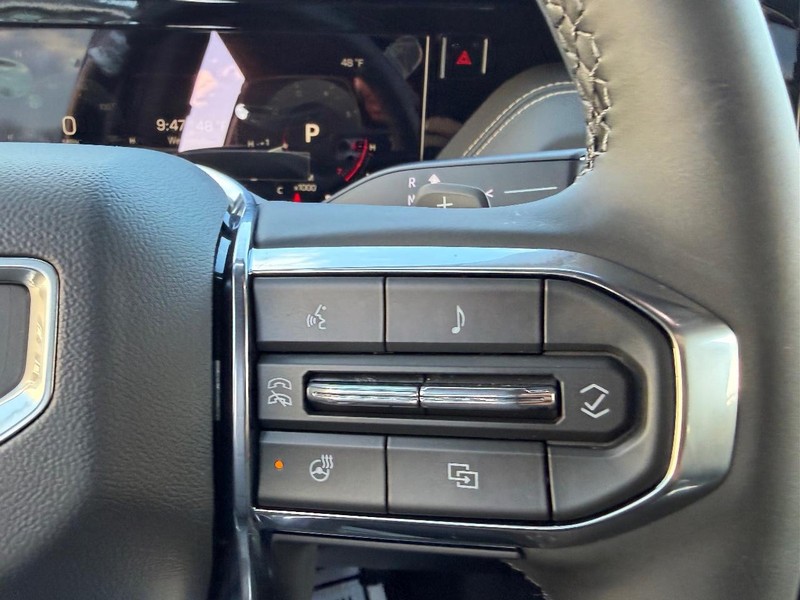 GMC Yukon Vehicle Full-screen Gallery Image 14