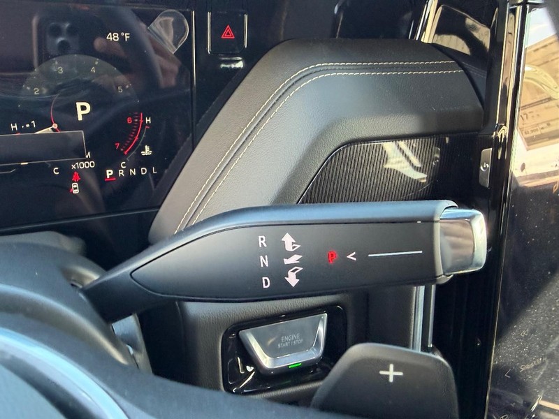 GMC Yukon Vehicle Full-screen Gallery Image 15