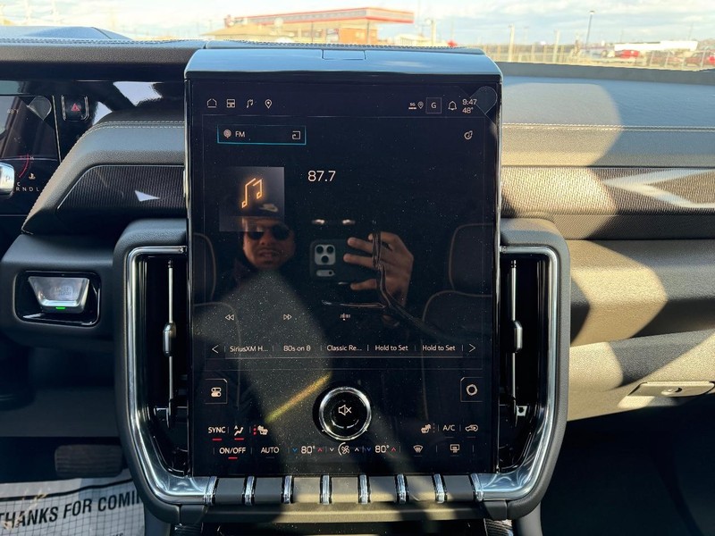 GMC Yukon Vehicle Full-screen Gallery Image 16