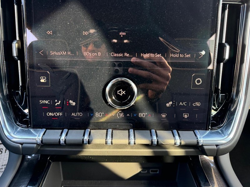 GMC Yukon Vehicle Full-screen Gallery Image 17