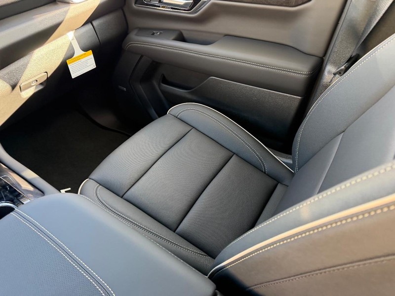 GMC Yukon Vehicle Full-screen Gallery Image 18