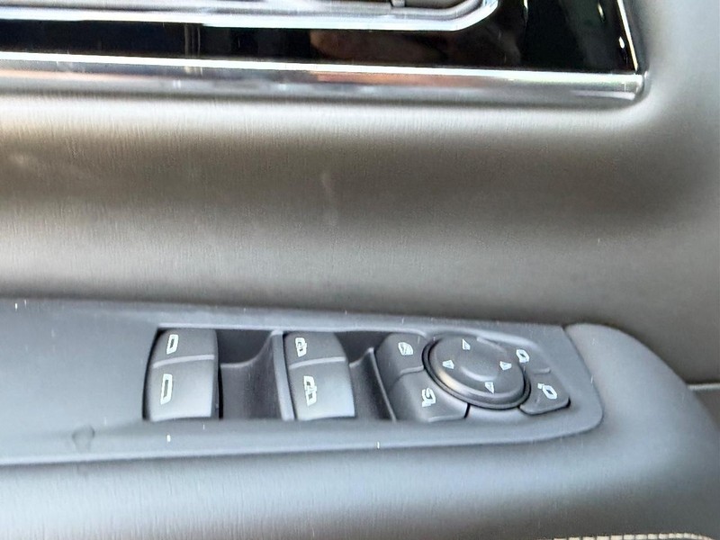 GMC Yukon Vehicle Full-screen Gallery Image 19