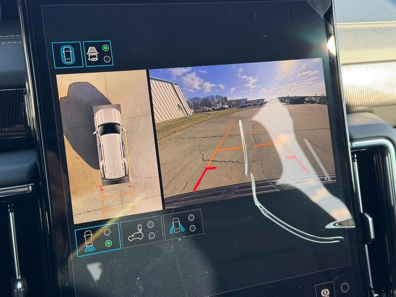 GMC Yukon Vehicle Full-screen Gallery Image 23