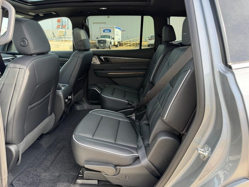 Buick Enclave Vehicle Full-screen Gallery Image 10