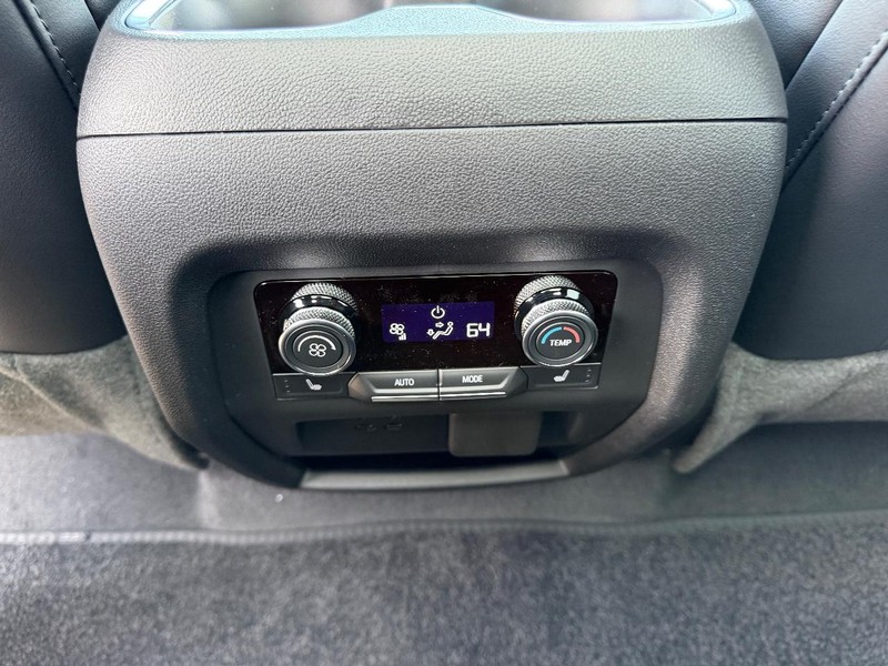 Buick Enclave Vehicle Full-screen Gallery Image 12