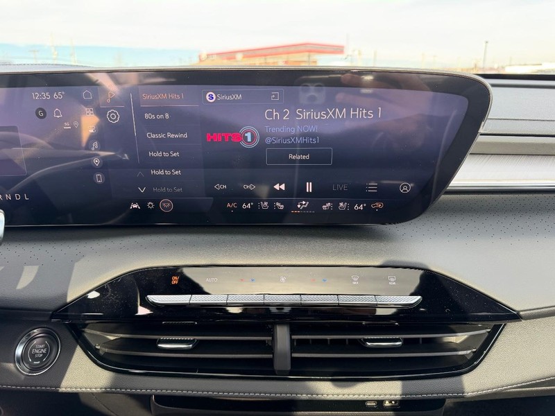 Buick Enclave Vehicle Full-screen Gallery Image 18