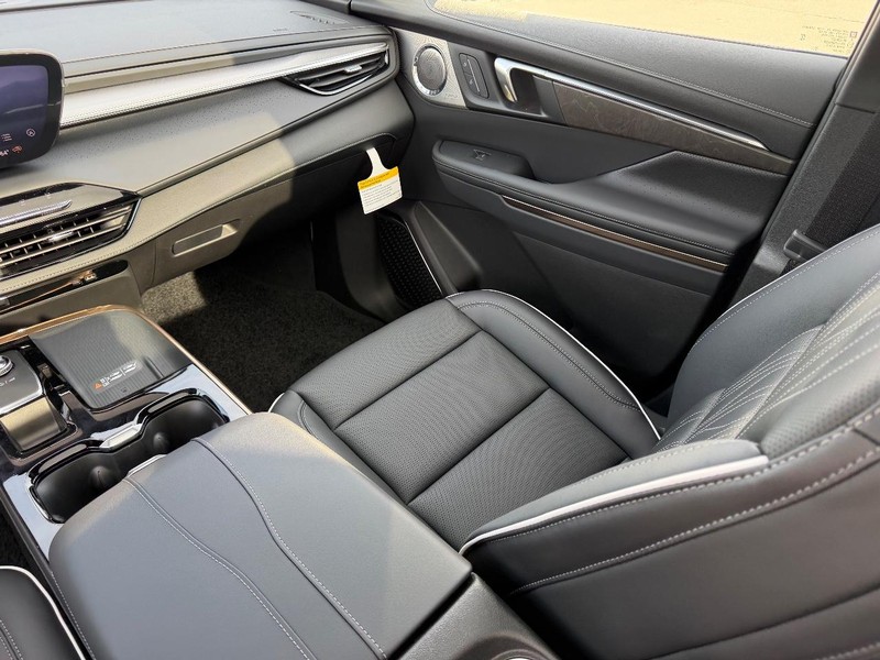 Buick Enclave Vehicle Full-screen Gallery Image 19