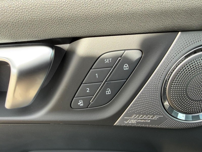 Buick Enclave Vehicle Full-screen Gallery Image 21