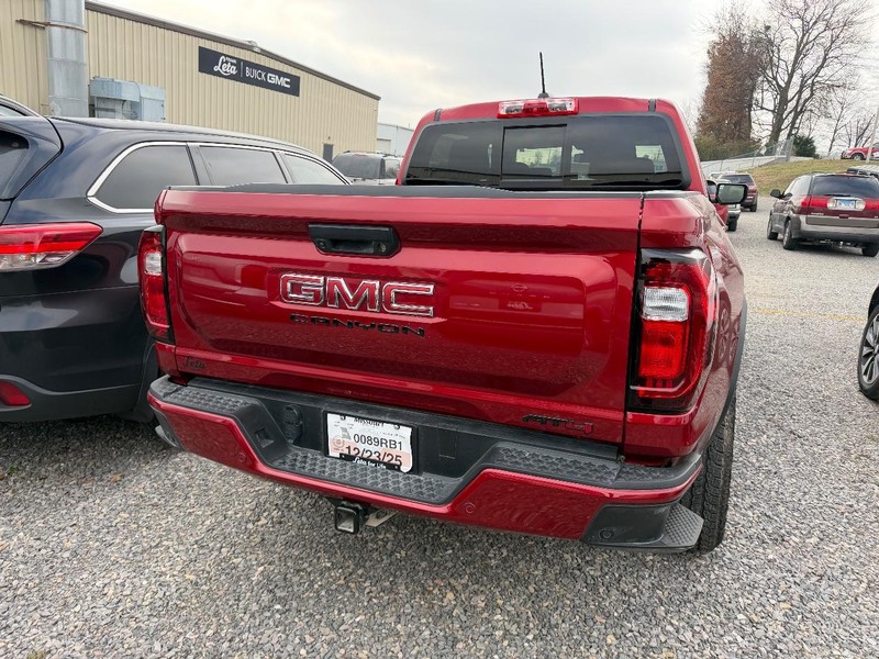 GMC Canyon Vehicle Full-screen Gallery Image 3