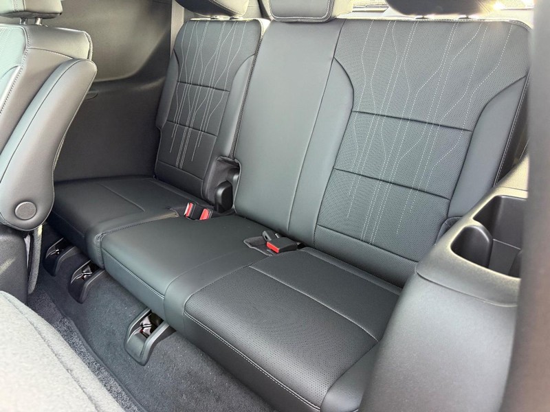 Buick Enclave Vehicle Full-screen Gallery Image 8