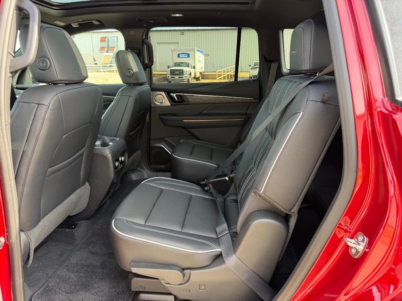 Buick Enclave Vehicle Full-screen Gallery Image 9