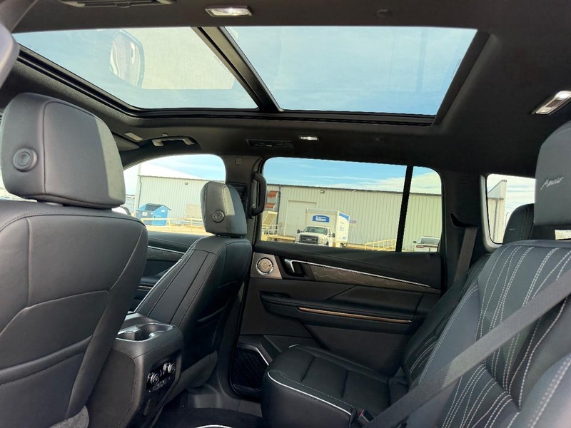 Buick Enclave Vehicle Full-screen Gallery Image 10