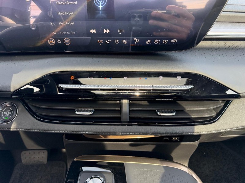 Buick Enclave Vehicle Full-screen Gallery Image 18