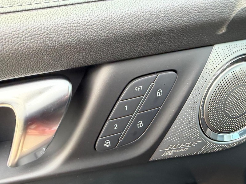 Buick Enclave Vehicle Full-screen Gallery Image 21