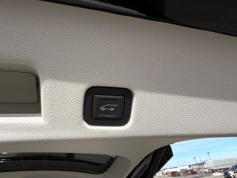 Buick Enclave Vehicle Full-screen Gallery Image 6