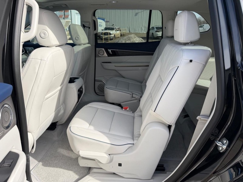 Buick Enclave Vehicle Full-screen Gallery Image 9