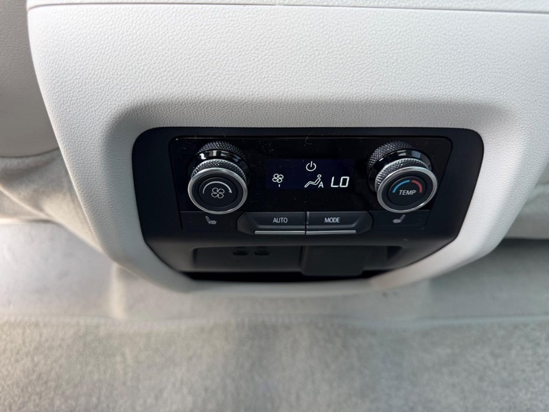 Buick Enclave Vehicle Full-screen Gallery Image 11