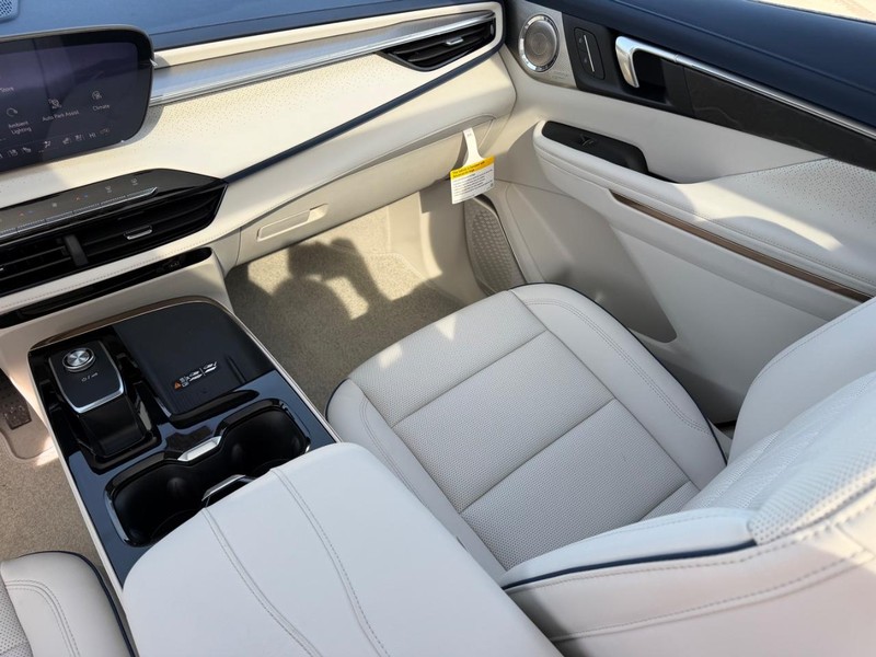 Buick Enclave Vehicle Full-screen Gallery Image 19