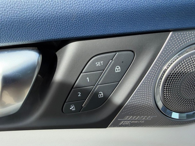 Buick Enclave Vehicle Full-screen Gallery Image 21