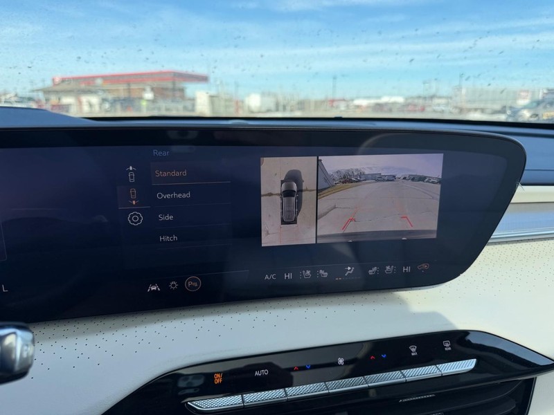 Buick Enclave Vehicle Full-screen Gallery Image 24