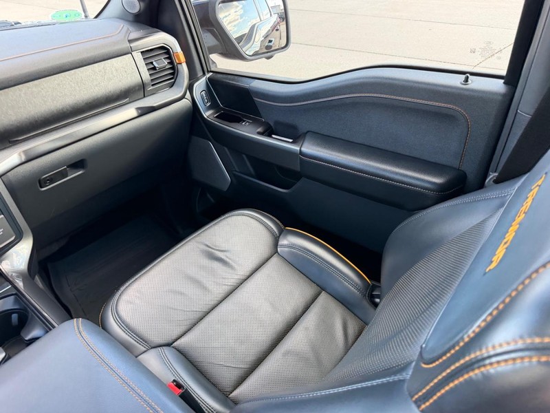 Ford F-150 Vehicle Full-screen Gallery Image 16