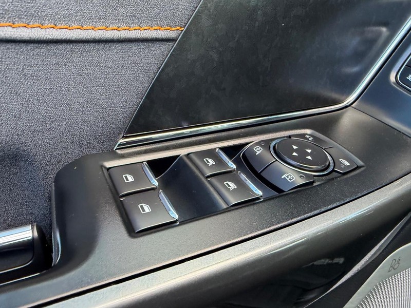 Ford F-150 Vehicle Full-screen Gallery Image 17