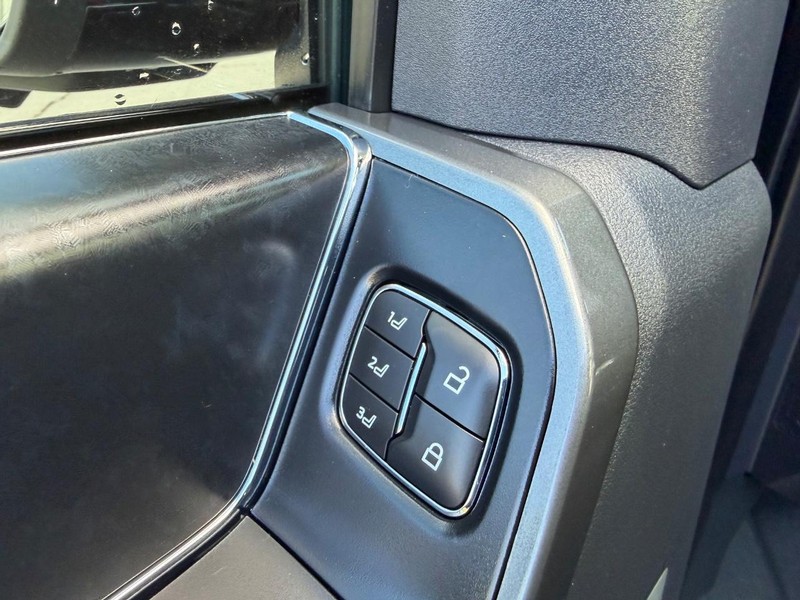 Ford F-150 Vehicle Full-screen Gallery Image 18