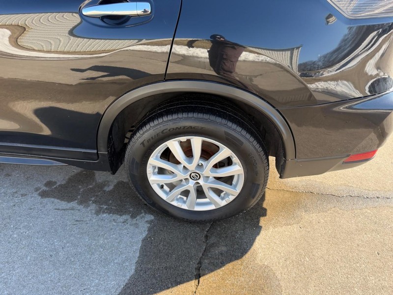 Nissan Rogue Vehicle Full-screen Gallery Image 7