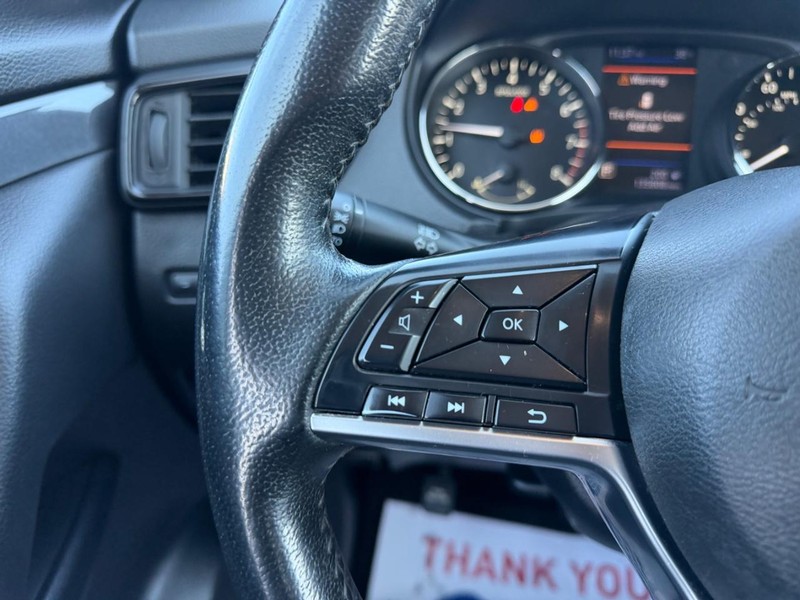 Nissan Rogue Vehicle Full-screen Gallery Image 11