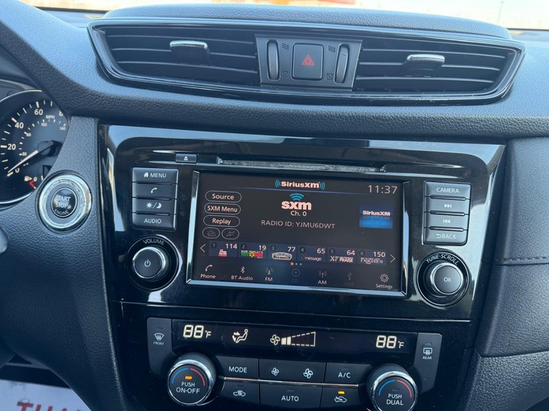 Nissan Rogue Vehicle Full-screen Gallery Image 13