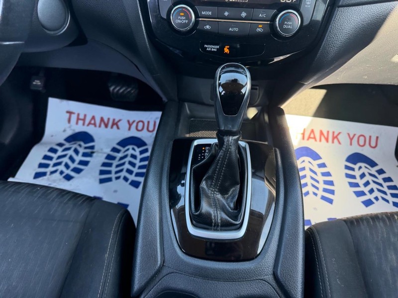 Nissan Rogue Vehicle Full-screen Gallery Image 15