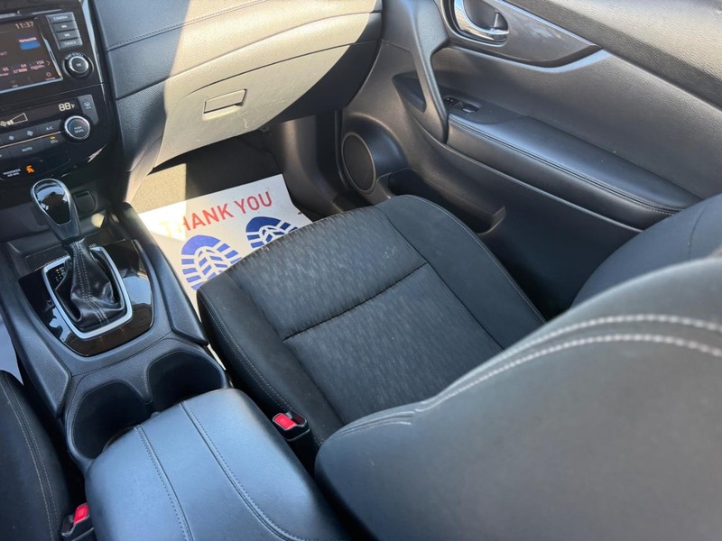 Nissan Rogue Vehicle Full-screen Gallery Image 16