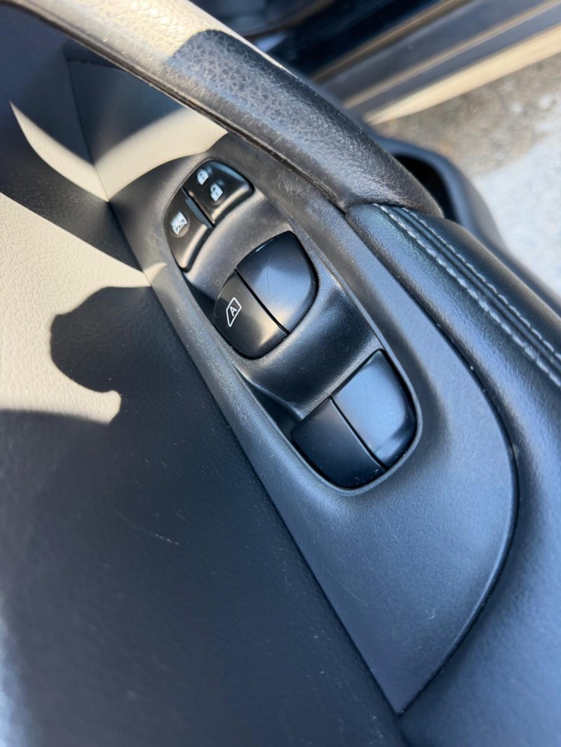 Nissan Rogue Vehicle Full-screen Gallery Image 17