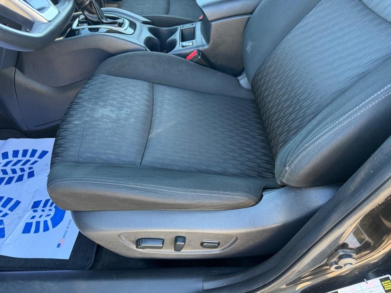 Nissan Rogue Vehicle Full-screen Gallery Image 18