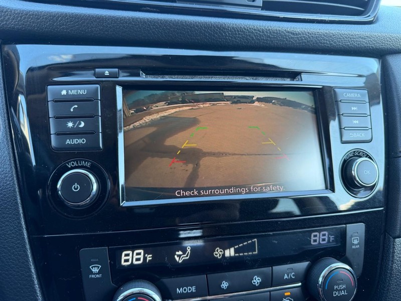 Nissan Rogue Vehicle Full-screen Gallery Image 20