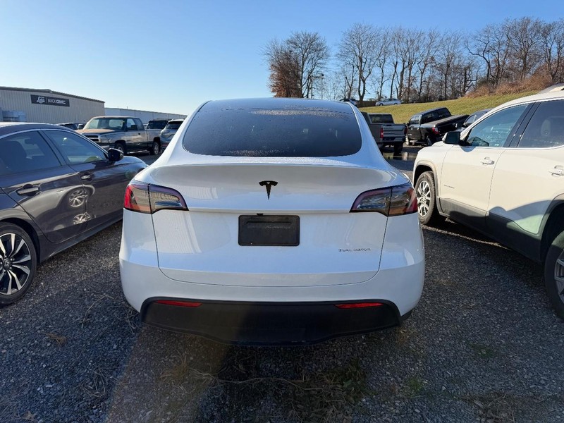 Tesla Model Y Vehicle Full-screen Gallery Image 3