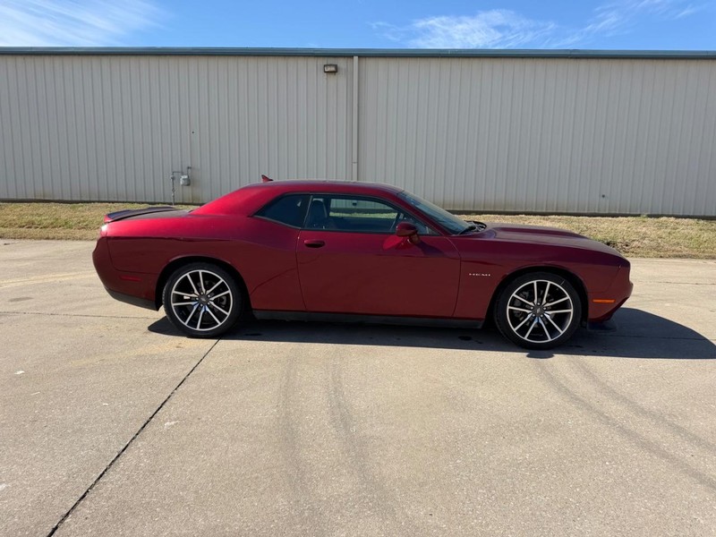 Dodge Challenger Vehicle Full-screen Gallery Image 2