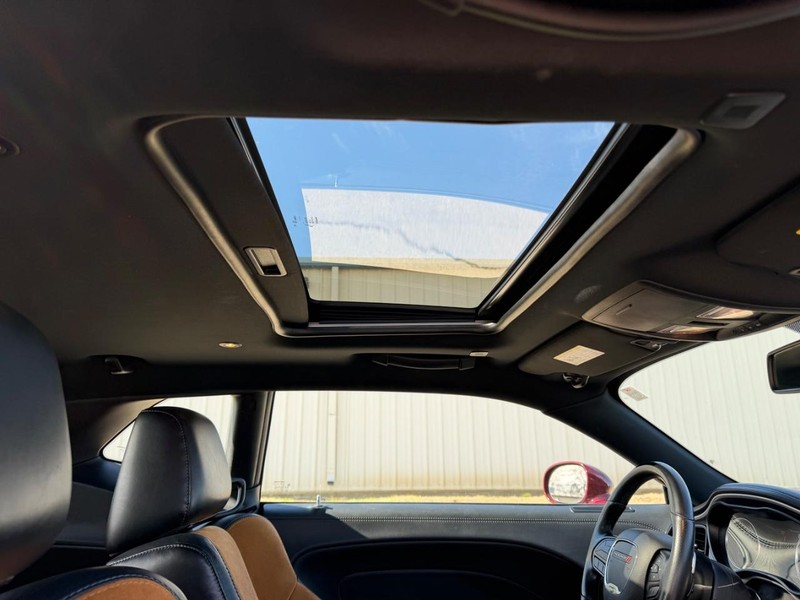 Dodge Challenger Vehicle Full-screen Gallery Image 8