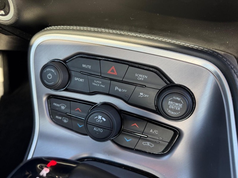 Dodge Challenger Vehicle Full-screen Gallery Image 14