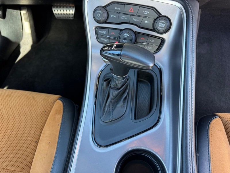 Dodge Challenger Vehicle Full-screen Gallery Image 15