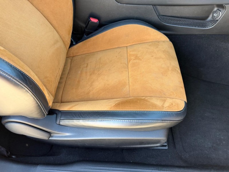 Dodge Challenger Vehicle Full-screen Gallery Image 16