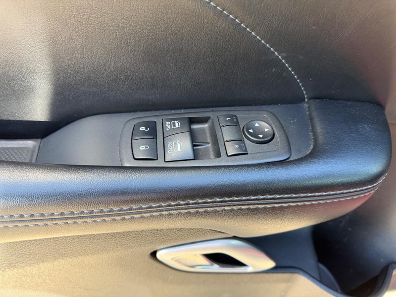 Dodge Challenger Vehicle Full-screen Gallery Image 17