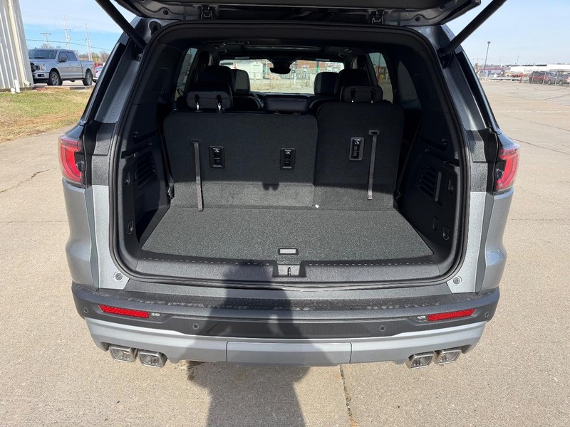 GMC Acadia Vehicle Full-screen Gallery Image 5