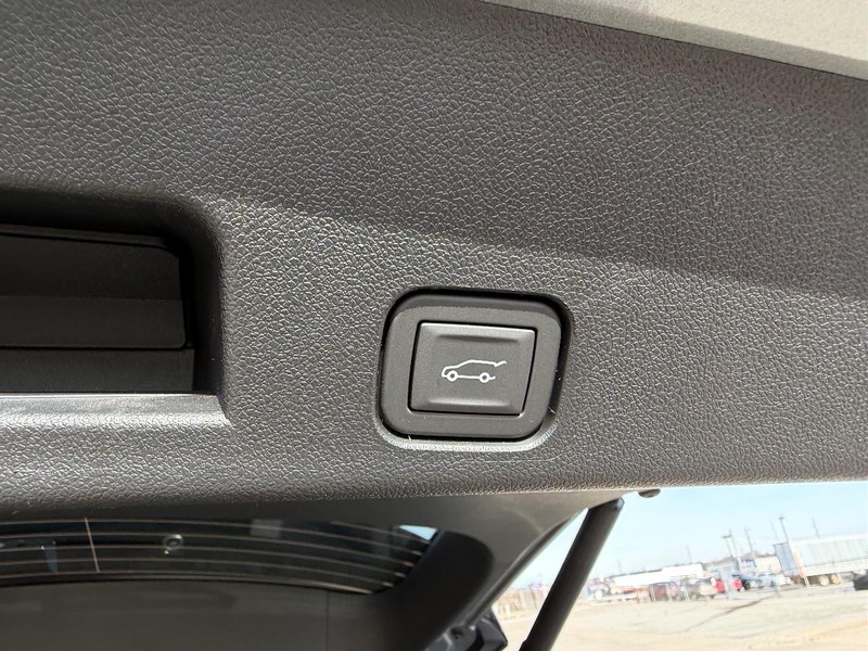 GMC Acadia Vehicle Full-screen Gallery Image 6