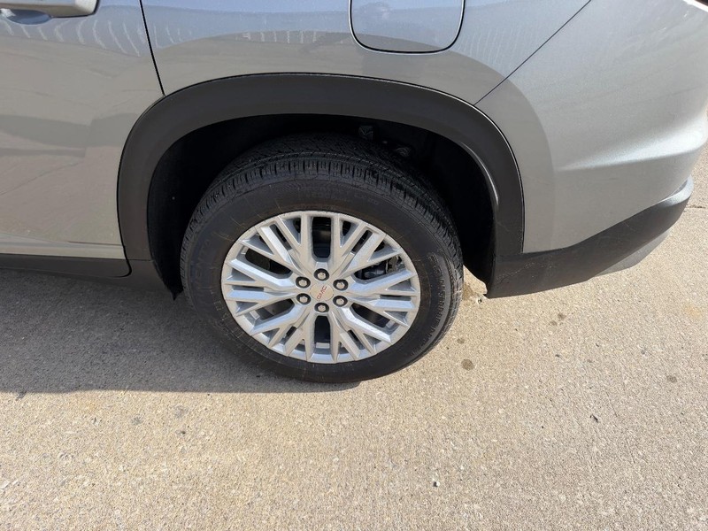 GMC Acadia Vehicle Full-screen Gallery Image 7