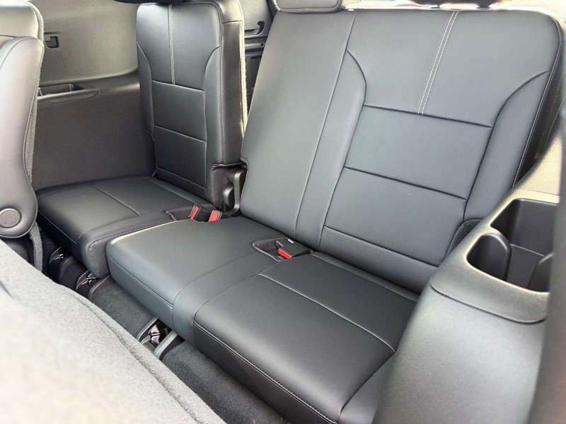 GMC Acadia Vehicle Full-screen Gallery Image 8