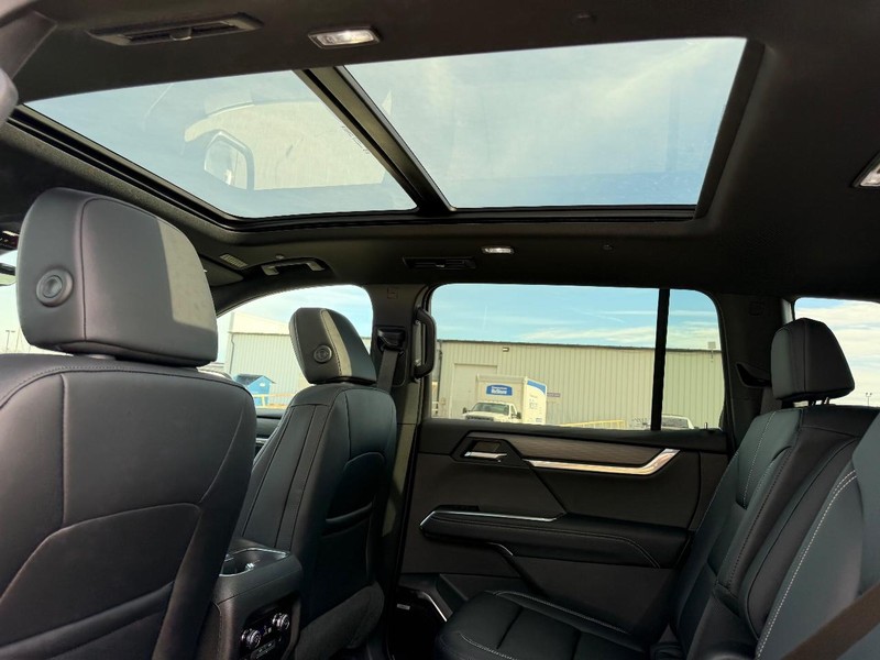 GMC Acadia Vehicle Full-screen Gallery Image 10