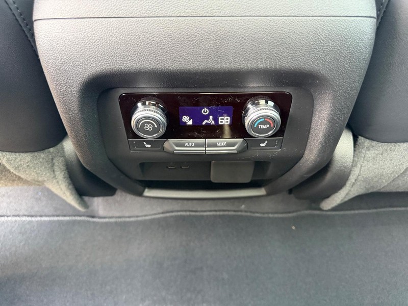 GMC Acadia Vehicle Full-screen Gallery Image 11