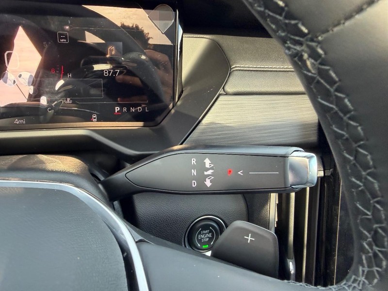 GMC Acadia Vehicle Full-screen Gallery Image 16