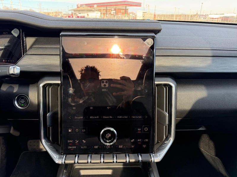 GMC Acadia Vehicle Full-screen Gallery Image 17